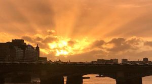El cielo de Londres se tiñó de naranja