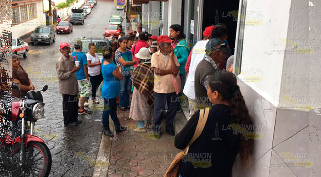 Esperan largas horas para recibir apoyo federal