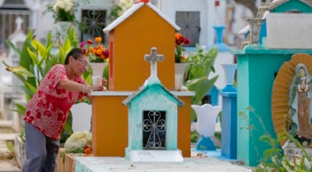 Mayas recuerdan a sus seres queridos con peculiares ofrendas