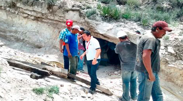 Trabajan para rescatar a 2 personas tras derrumbe en mina