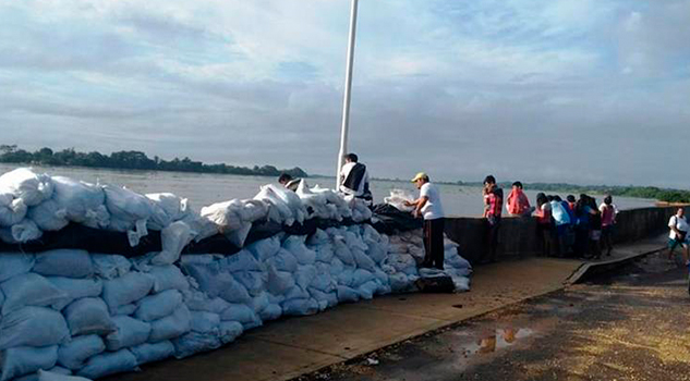 “Amurallan” a Minatitlán por inundaciones