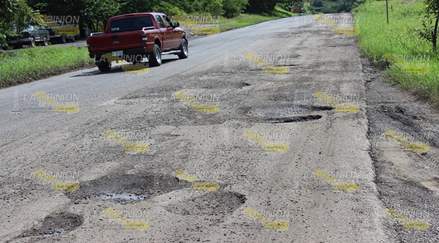 Destrozada la carretera Tuxpan-Tampico, está llena de baches.