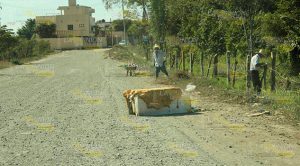 Oro negro, millonaria inversión a la basura los propietarios de los predios que se niegan a otorgar permisos para que la vía cruce sus terrenos.