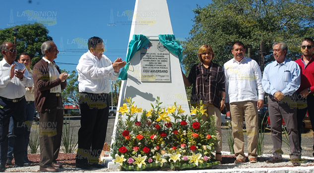 Develan placa por aniversario del Tecnológico