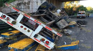 Vuelca tráiler en la Pachuca-Tuxpan