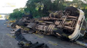 Vuelca tráiler en la Pachuca-Tuxpan