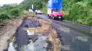 Aparece tremendo socavón en carretera