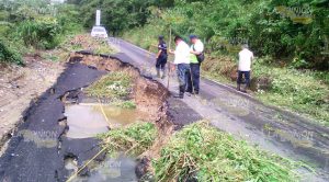 Aparece tremendo socavón en carretera