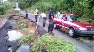 Aparece tremendo socavón en carretera