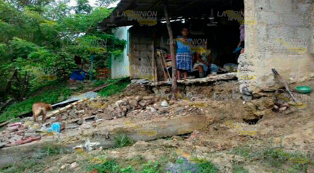 Cae pared de una vivienda