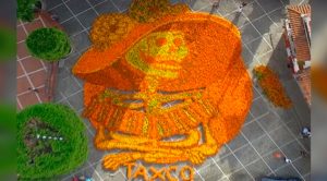 Taxco elabora catrina monumental con flores de cempasúchil