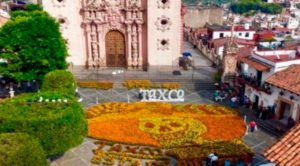 Taxco elabora catrina monumental con flores de cempasúchil