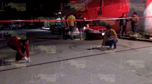 Balean a dos taxistas