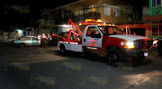 ¡Se le atravesó una camioneta estacionada!