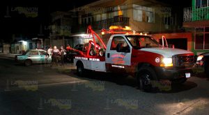¡Se le atravesó una camioneta estacionada!