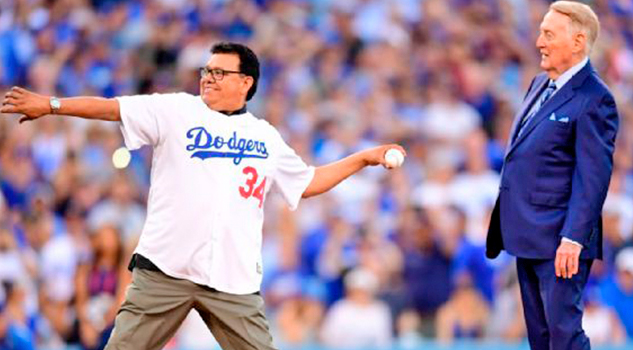 Vin Scully cedió primer pitcheo al 'Toro' Valenzuela en juego 2 de SM