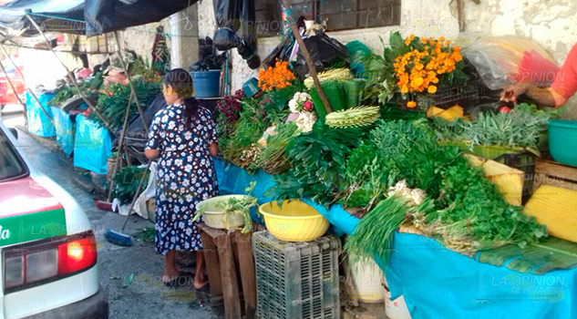 La gente se prepara para todos santos