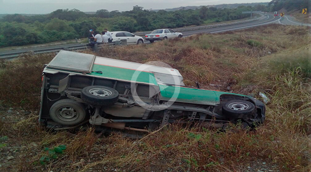 Volcadura sobre la autopista totomoxtle