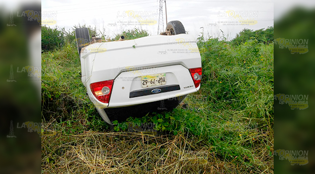 Auto sufre volcadura