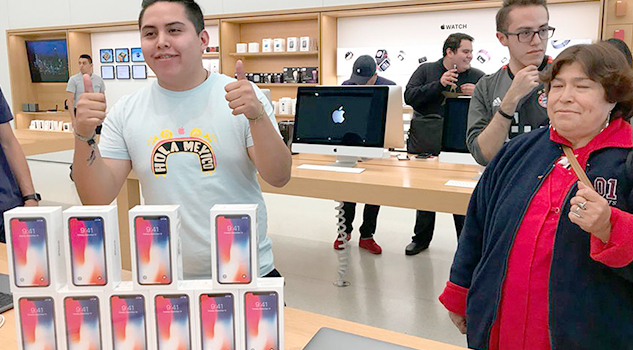 En plena euforia por el iPhone X este mexicano se compra ¡diez!