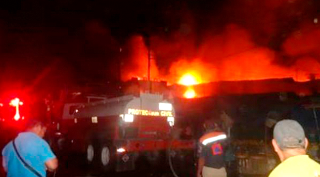 Incendio arrasa con mercado de Iguala: 100 locales quemados