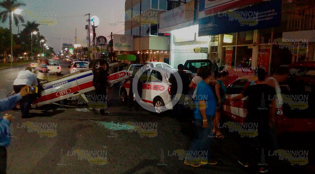 ¡Choca y vuelca taxi en bulevar! Choca Vuelca Taxi Bulevar