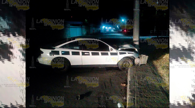 Choca "el caballo" y abandona su coche