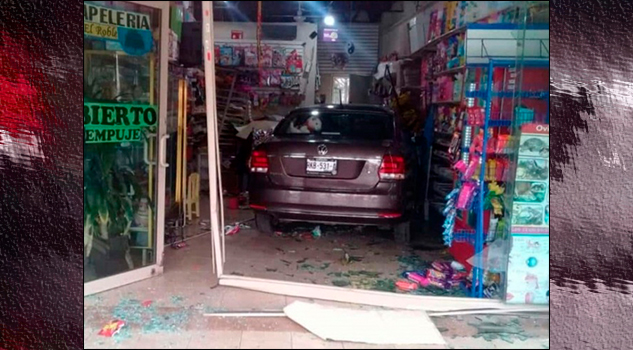 Conductora confunde freno con acelerador y se mete a papelería