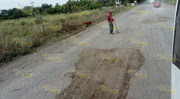 A falta de empleo tapan baches Falta Empleo Tapan Baches