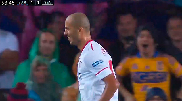 Guido Pizarro anota y celebra con aficionado de Tigres en el Camp Nou Guido Pizarro Celebra Gol Aficinado Tigres Camp Nou
