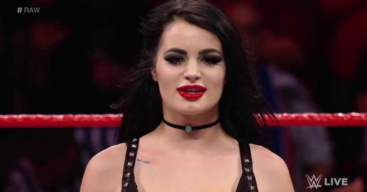 Paige está de regreso en WWE y no llegó sola