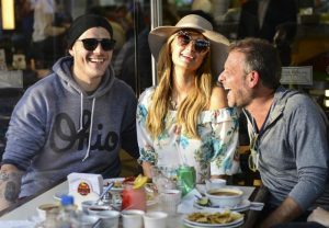 Paris Hilton llegó a México y lo primero que hizo fue ir a comer tacos