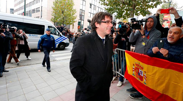Puigdemont y cuatro exconsejeros se entregan a la policía de Bélgica Puigdemont Cuatron Exconsejeros Entregan Policía Bélgica