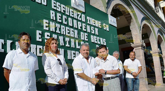Reciben becas de excelencia Reciben Becas Excelencia