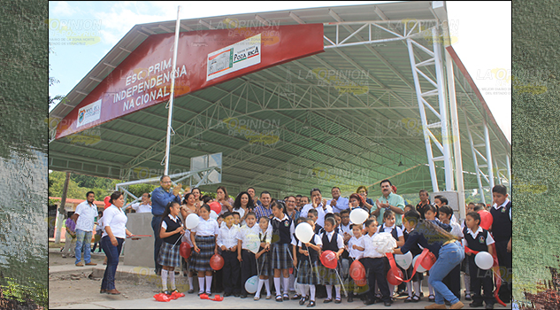 Entrega alcalde techo a escuela