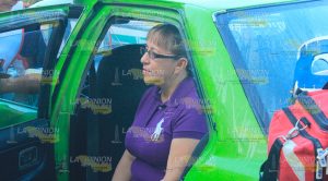 Taxi invade carril y choca