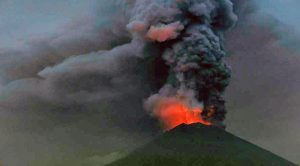 Ordenan evacuación de 100 mil personas en Indonesia por volcán activo