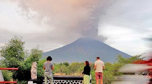 Ordenan evacuación de 100 mil personas en Indonesia por volcán activo