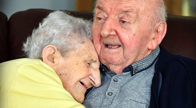 Mujer de 98 años ingresó a una residencia solo para cuidar a su hijo de 80 años