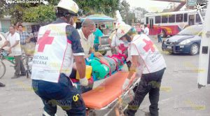 Se echó de reversa y golpea a motociclista
