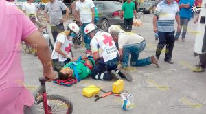 Se echó de reversa y golpea a motociclista