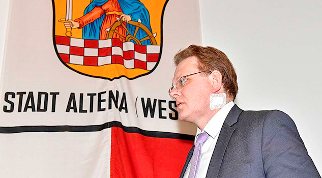 Apuñalan a alcalde en Alemania por apoyar a refugiados