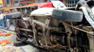 Tráiler embiste dos vehículos y termina en una vivienda