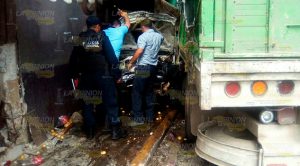 Tráiler embiste dos vehículos y termina en una vivienda