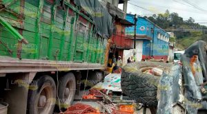 Tráiler embiste dos vehículos y termina en una vivienda