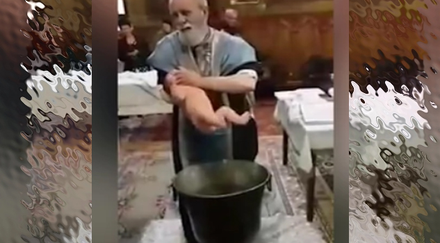 El violento bautismo de un sacerdote a un bebé