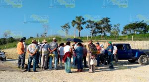 Bloquean la carretera e impiden acceso a compañia