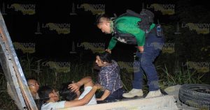 Borrachos vuelcan su Volkswagen