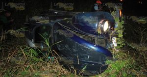 Borrachos vuelcan su Volkswagen