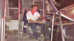 Joven mujer cae del autobús